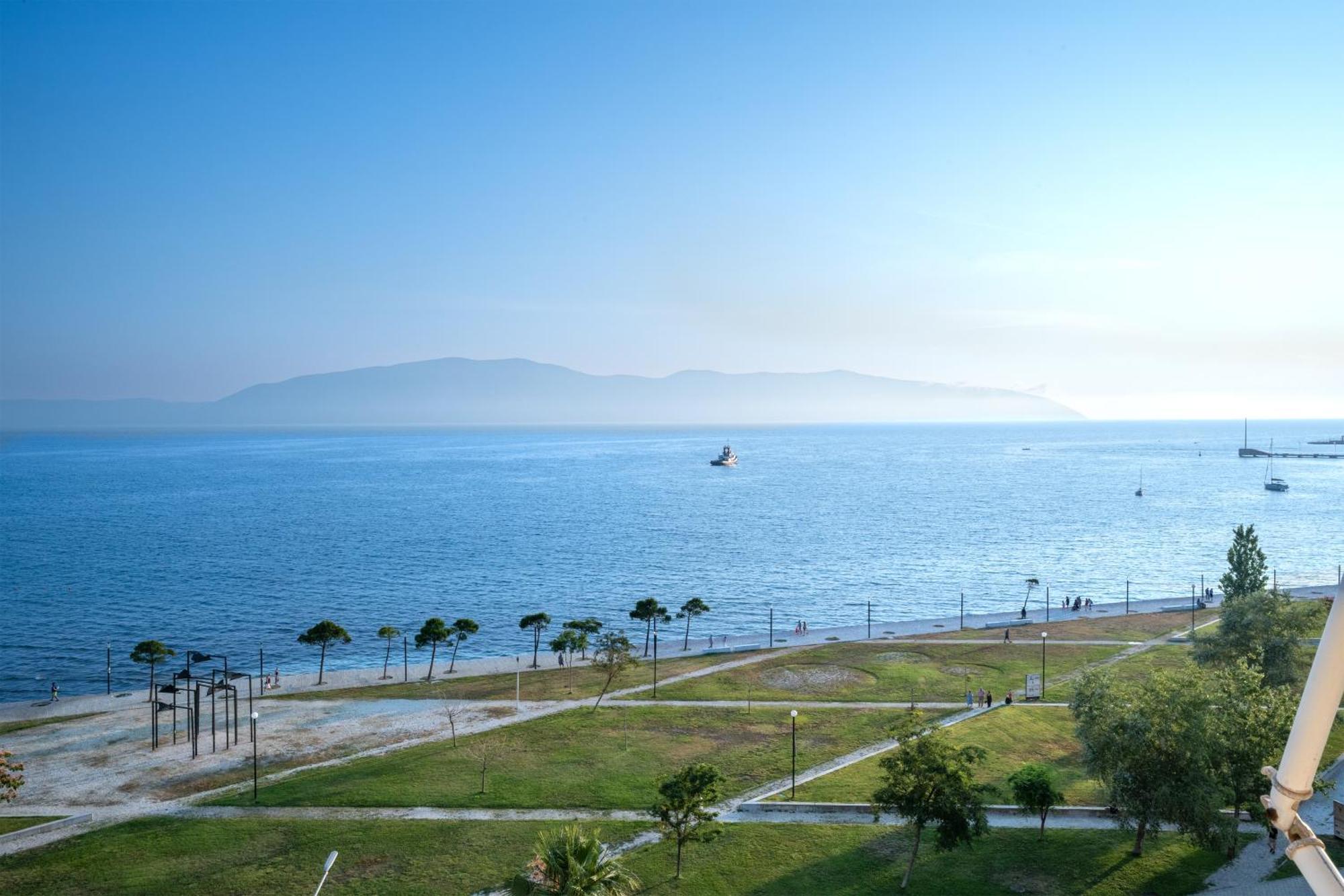 Appartement Beachfront 3 Bedroom With Sea View *