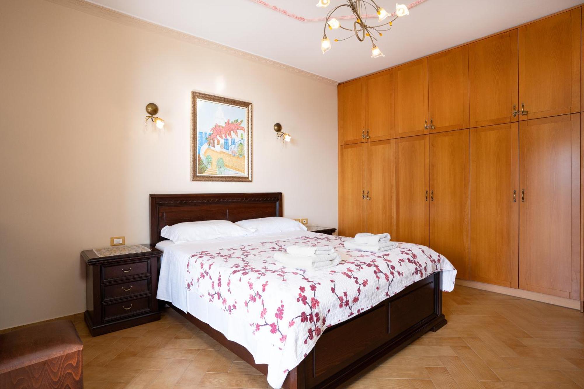 Beachfront 3 Bedroom With Sea View Vlorë