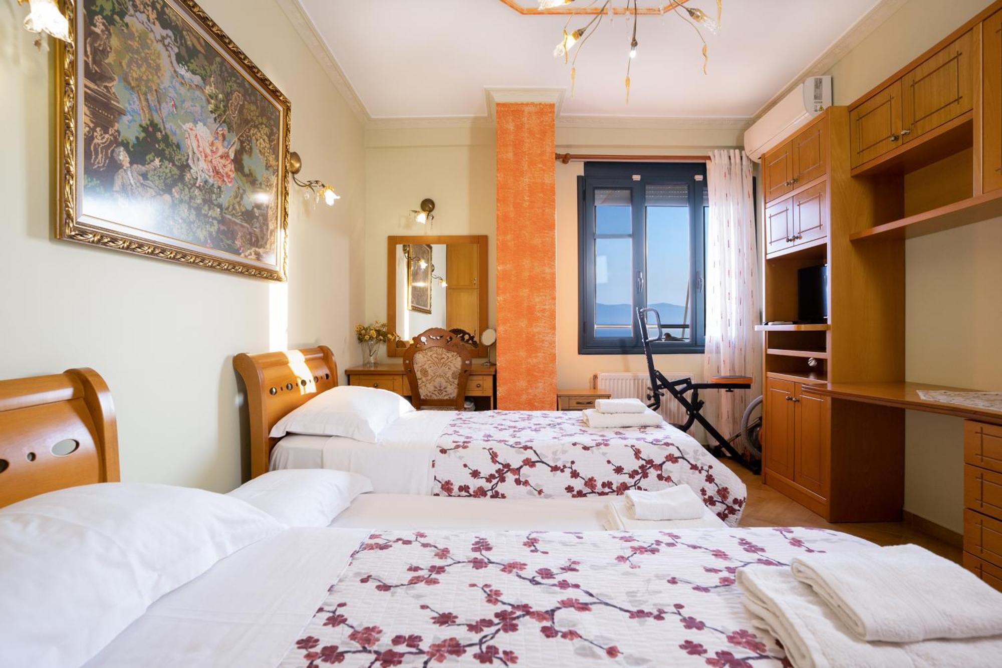 Beachfront 3 Bedroom With Sea View *