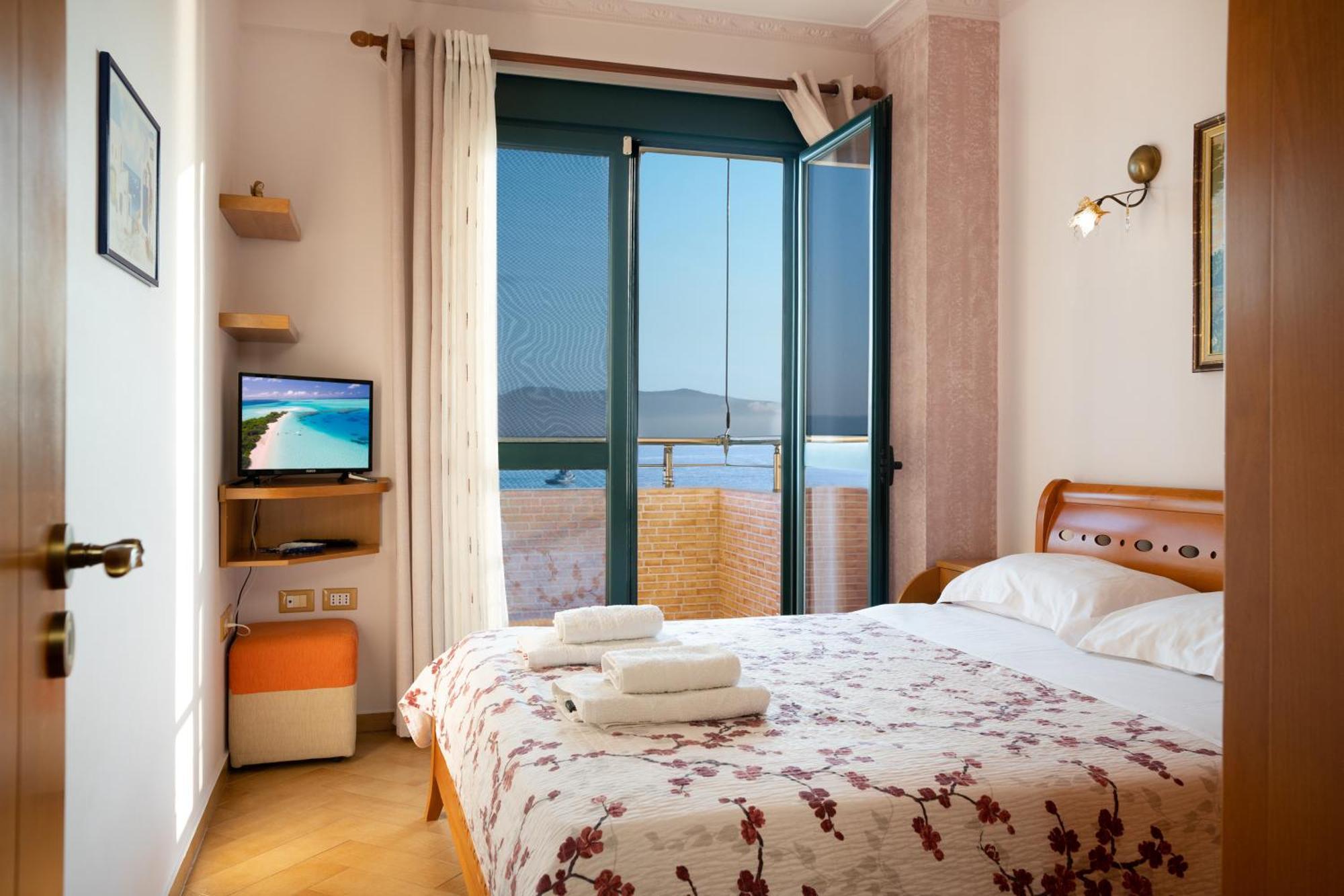 Beachfront 3 Bedroom With Sea View Vlorë
