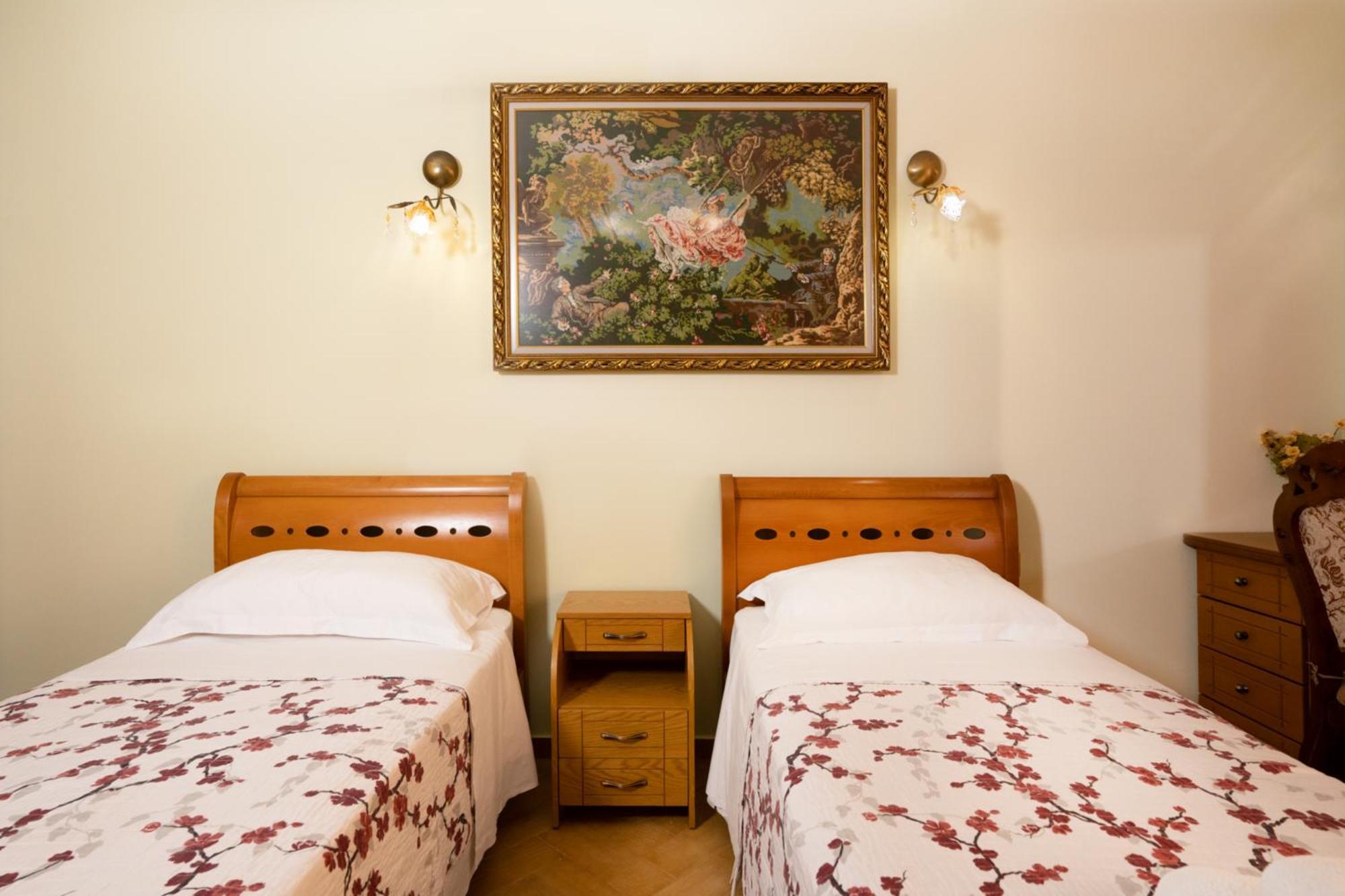 Beachfront 3 Bedroom With Sea View * Vlorë